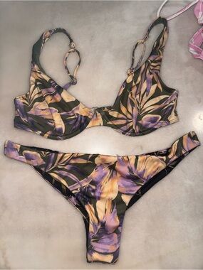 Billabong women’s Purple Floral Underwire Reversible Bikini Set